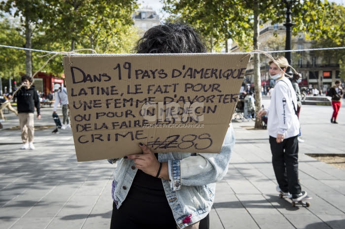 Paris, rassemblement féministe pour défendre le droit à l'IVG.