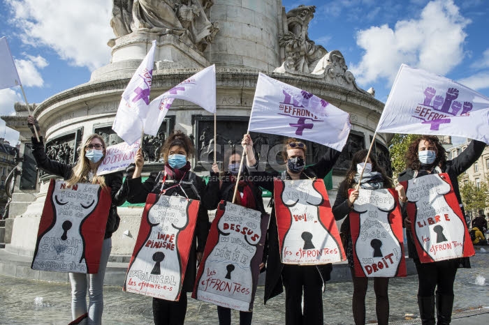 Paris, rassemblement féministe pour défendre le droit à l'IVG.