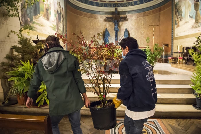 Décoration végétale d'une église en partenariat avec avec l'école Du Breuil.