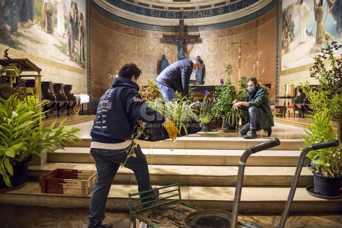 Décoration végétale d'une église en partenariat avec avec l'école Du Breuil.