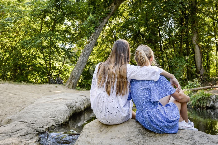 Jeunes filles assises, dans la nature.
