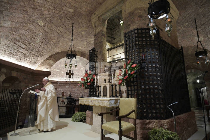 Le pape François célébre une messe près de la tombe de St François d'Assise.