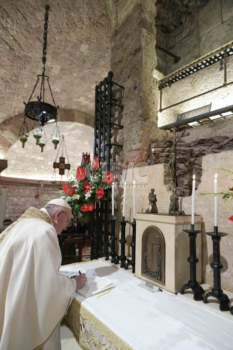 Le pape François signe son encyclique intitulée “Tous frères".