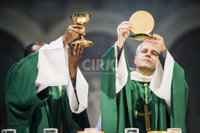 Mgr Denis JACHIET, eucharistie.