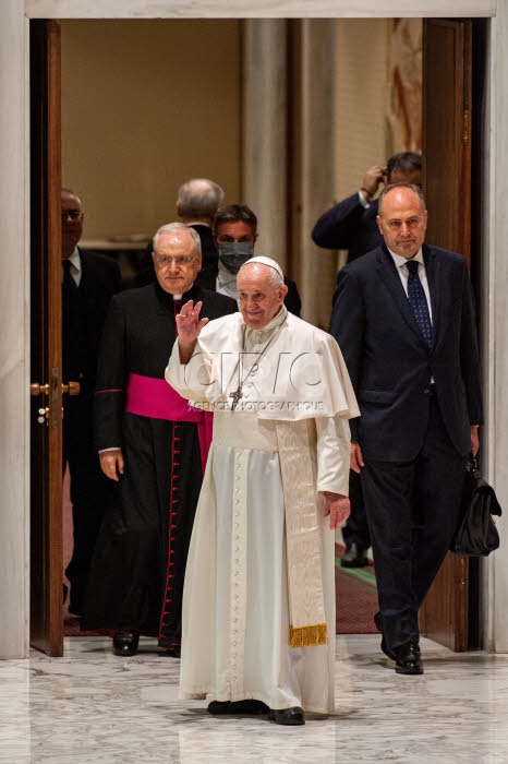 Arrivée du pape François lors de l'audience générale dans la salle Paul VI.
