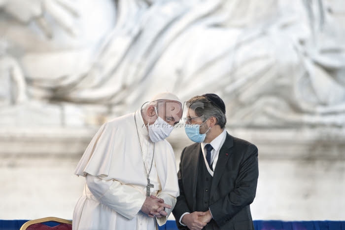 Le Pape et Haïm KORSIA durant la cérémonie interreligieuse pour la paix.