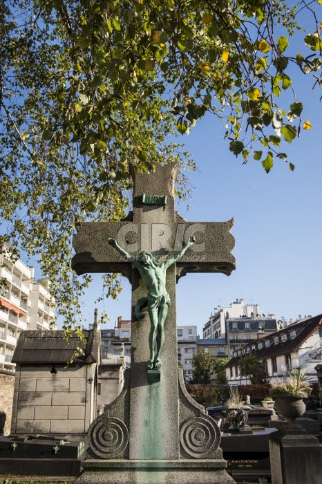 Christ en croix au cimetière de Bercy.