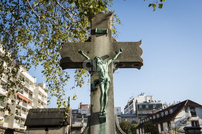 Christ en croix au cimetière de Bercy.