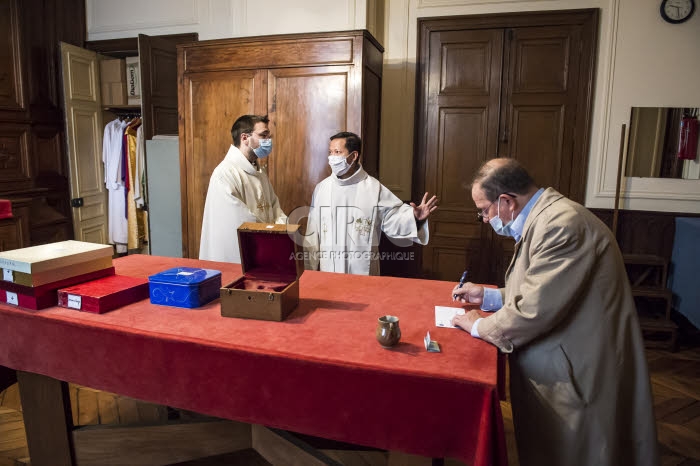 Prètre dans la sacristie.