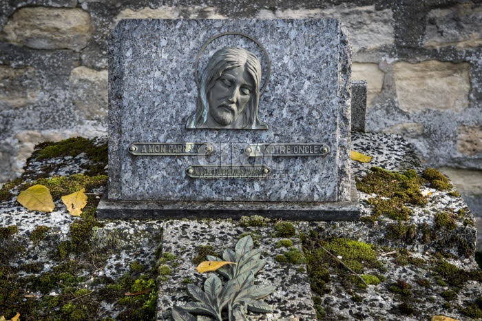 Plaque funéraire sur une tombe.