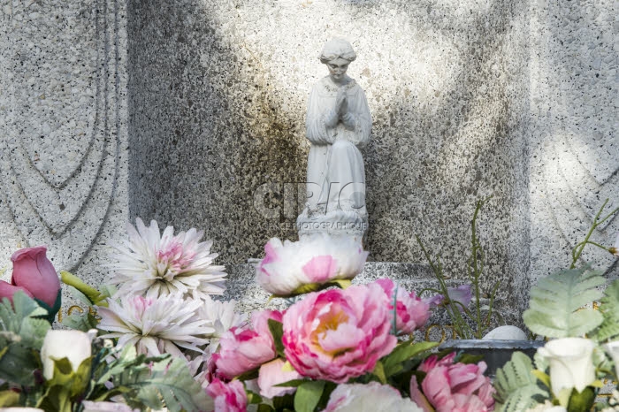 Détail d'une tombe dans un cimetière.