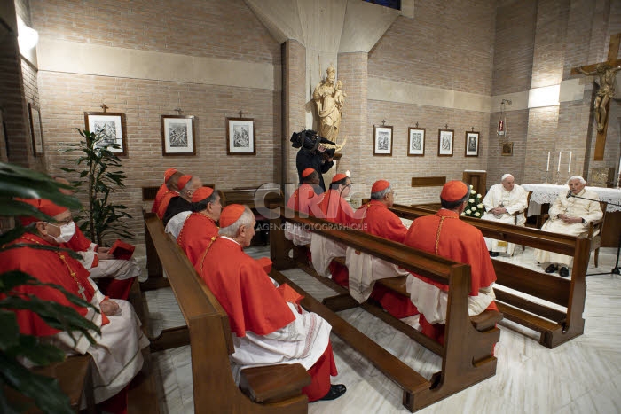 Le Pape émérite Benoît XVI reçoit le pape François et les nouveaux cardinaux.