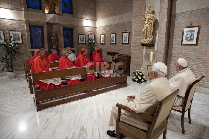 Le Pape émérite Benoît XVI reçoit le pape François et les nouveaux cardinaux.