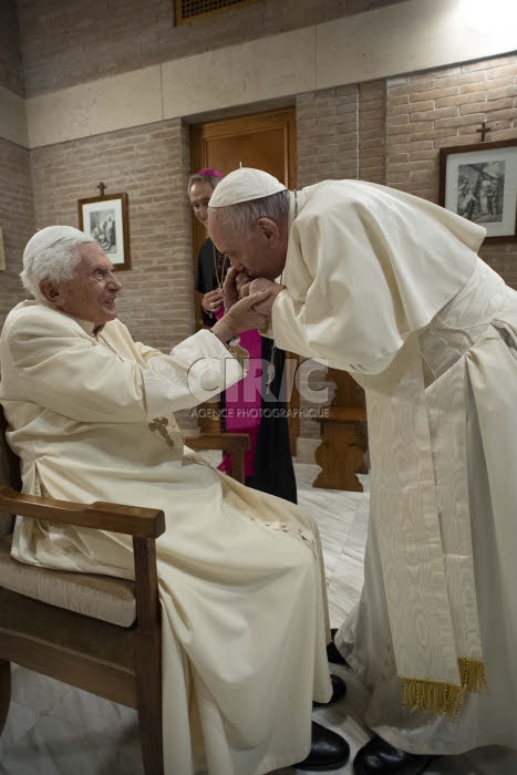 Le Pape émérite Benoît XVI reçoit le pape François et les nouveaux cardinaux.