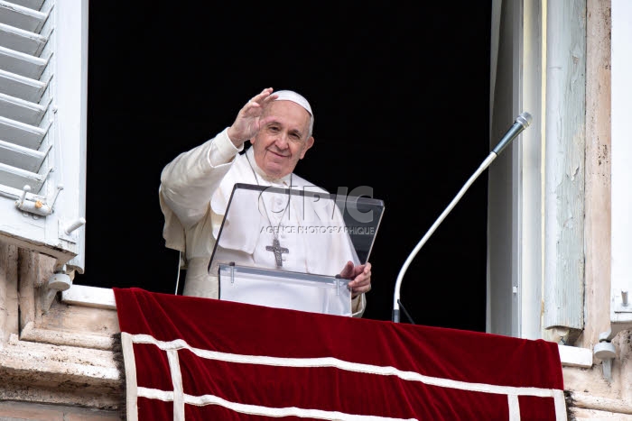 Prière de l'angélus, Le pape François à la fenêtre du palais apostolique.