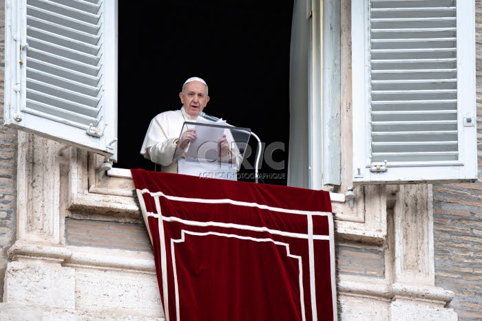 Prière de l'angélus, Le pape François à la fenêtre du palais apostolique.