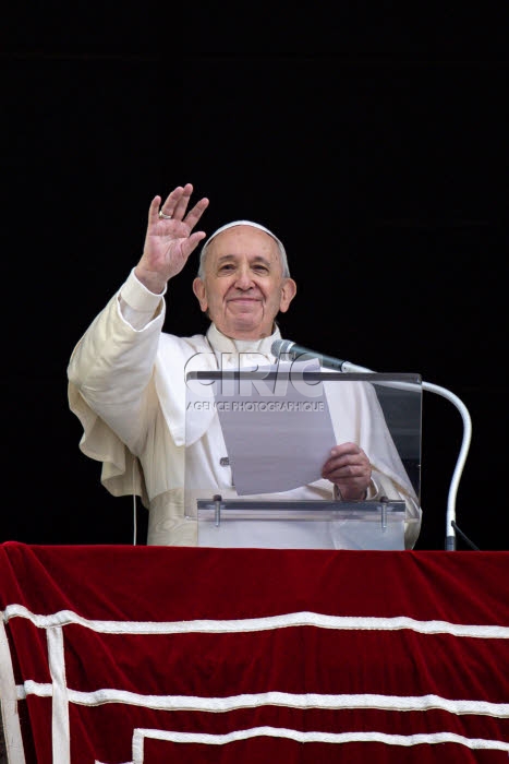 Prière de l'angélus, Le pape François à la fenêtre du palais apostolique.