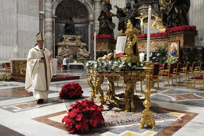 Célébration de la messe de minuit en la basilique Saint Pierre, au Vatican.