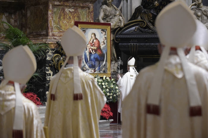 Célébration de la messe de minuit en la basilique Saint Pierre, au Vatican.