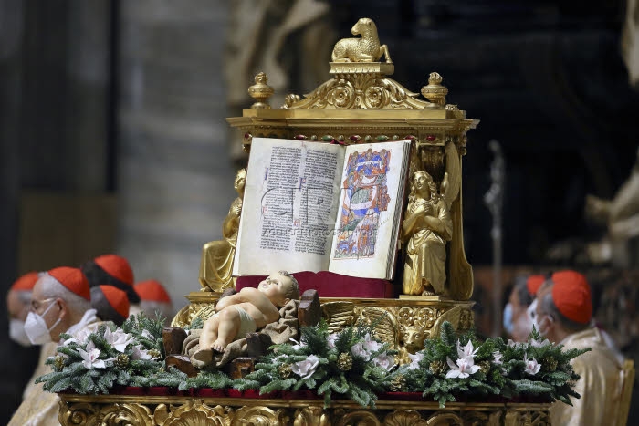 Célébration de la messe de minuit en la basilique Saint Pierre, au Vatican.