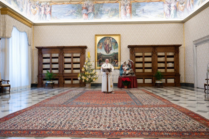 Prière de l'Angélus récitée depuis la bibliothèque du palais apostolique.
