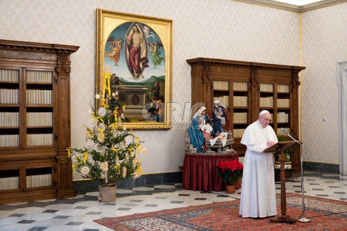 Prière de l'Angélus récitée depuis la bibliothèque du palais apostolique.