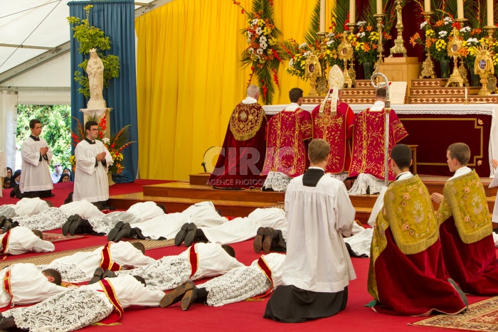 Ordinations à Ecône