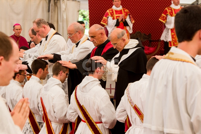 Ordinations à Ecône