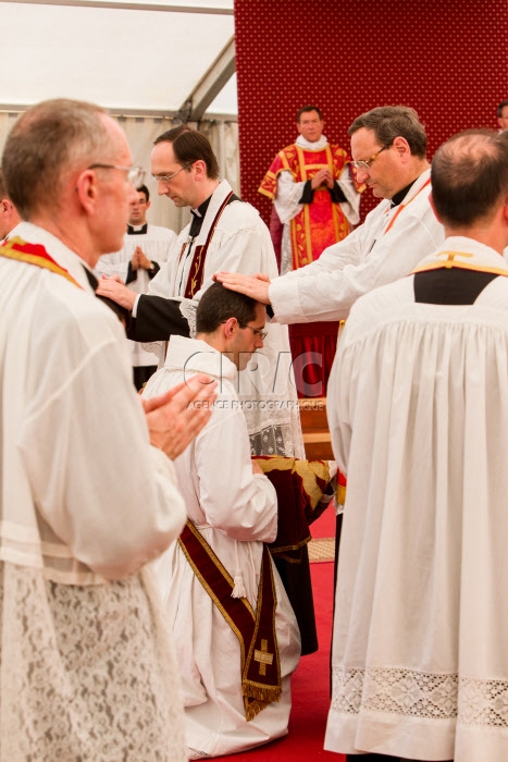 Ordinations à Ecône