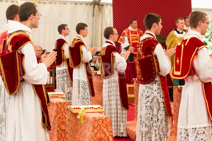 Ordinations à Ecône