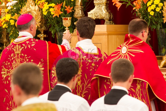 Ordinations à Ecône