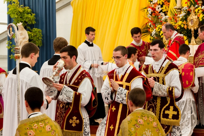 Ordinations à Ecône