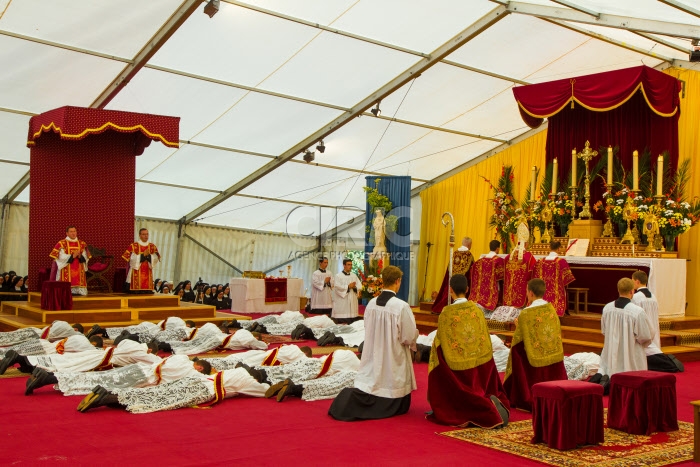 Ordinations à Ecône