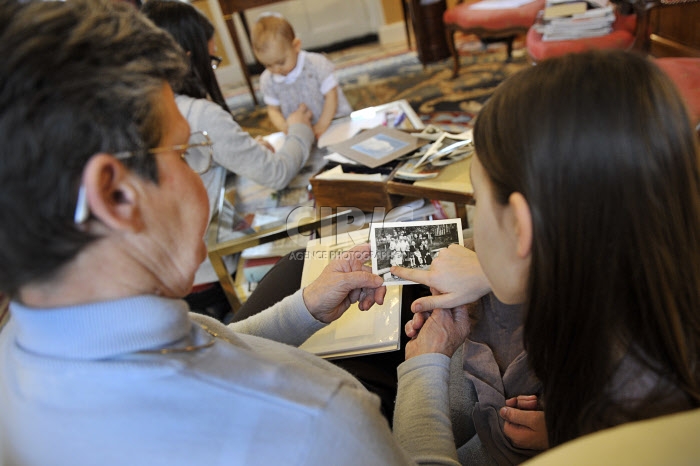 Grand-mère et petite fille