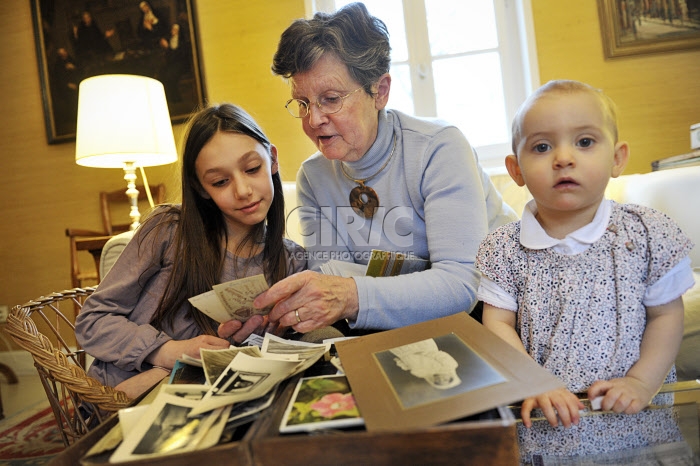 Grand-mère et petite fille