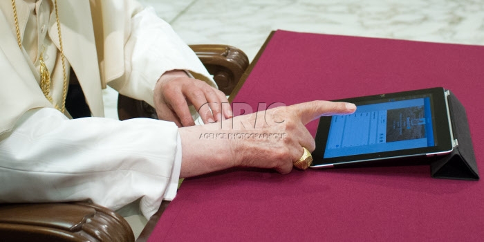 Le premier tweet personnel de Benoit XVI
