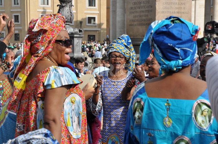 Un groupe de femmes d'origine africaine chantant 