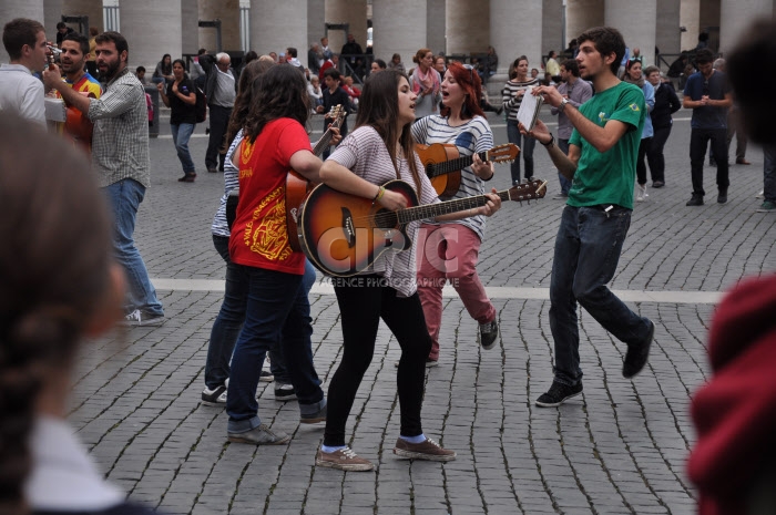 Un groupe de jeunes chantant et dansant