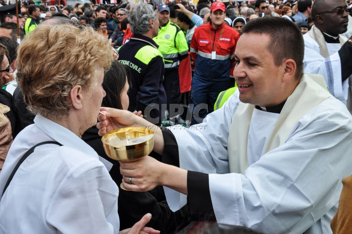 Une fidèle reçoit la communion