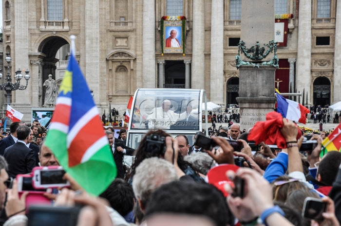 Le pape François salue la foule de pèlerins