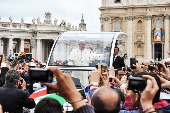 Le pape François salue la foule de pèlerins