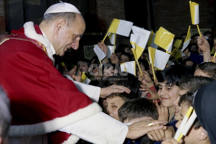 Paul VI bénissant des enfants