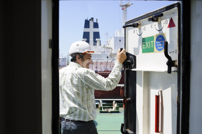 Le père Bruno Lery, un prêtre sur les pétroliers