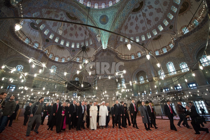 Le pape François visite la moquée Bleue à Istanbul