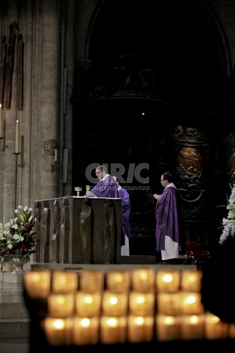 Hommage Charlie Hebdo à Notre-Dame de Paris