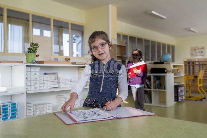 Enfants, réfugiés irakiens, scolarisés à l'école Montessori de Salvert, France