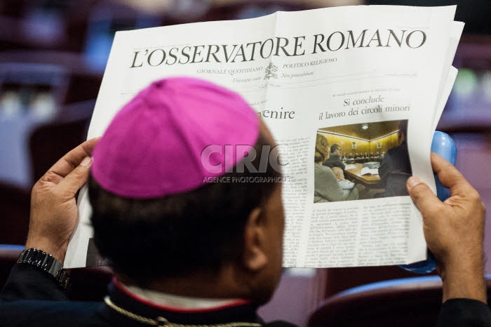 Synode sur la famille. Un évêque lisant "L'Osservatore Romano"