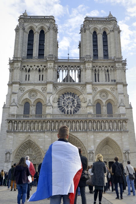 Cath. Notre-Dame, minute de silence en hommage aux victimes des attentats