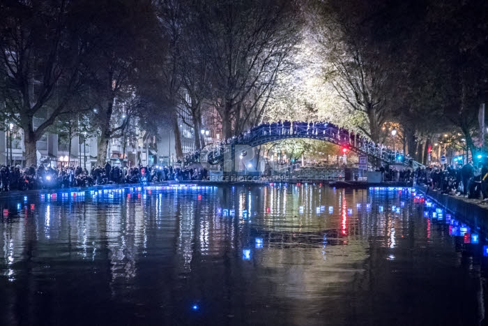 Lanternes sur le canal St Martin en hommage aux victimes des attentats de 2015