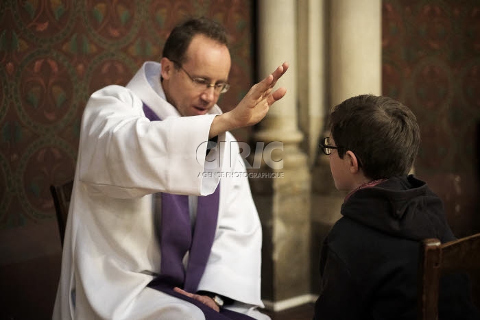 Confession, jeune garçon et prêtre.